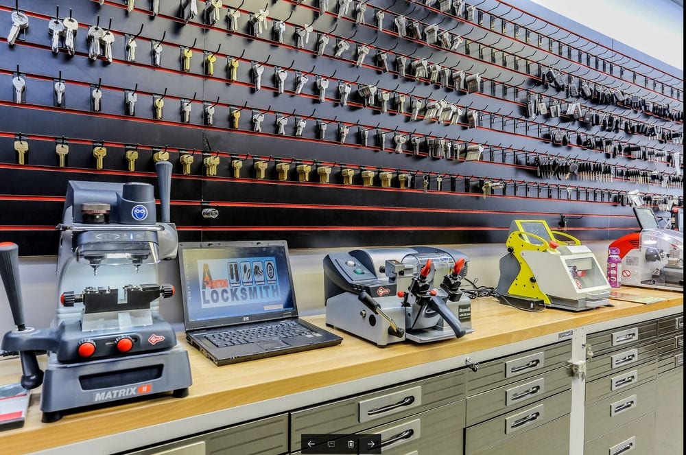 How to Spot a Real Locksmith in Nashville vs Dispatch Center